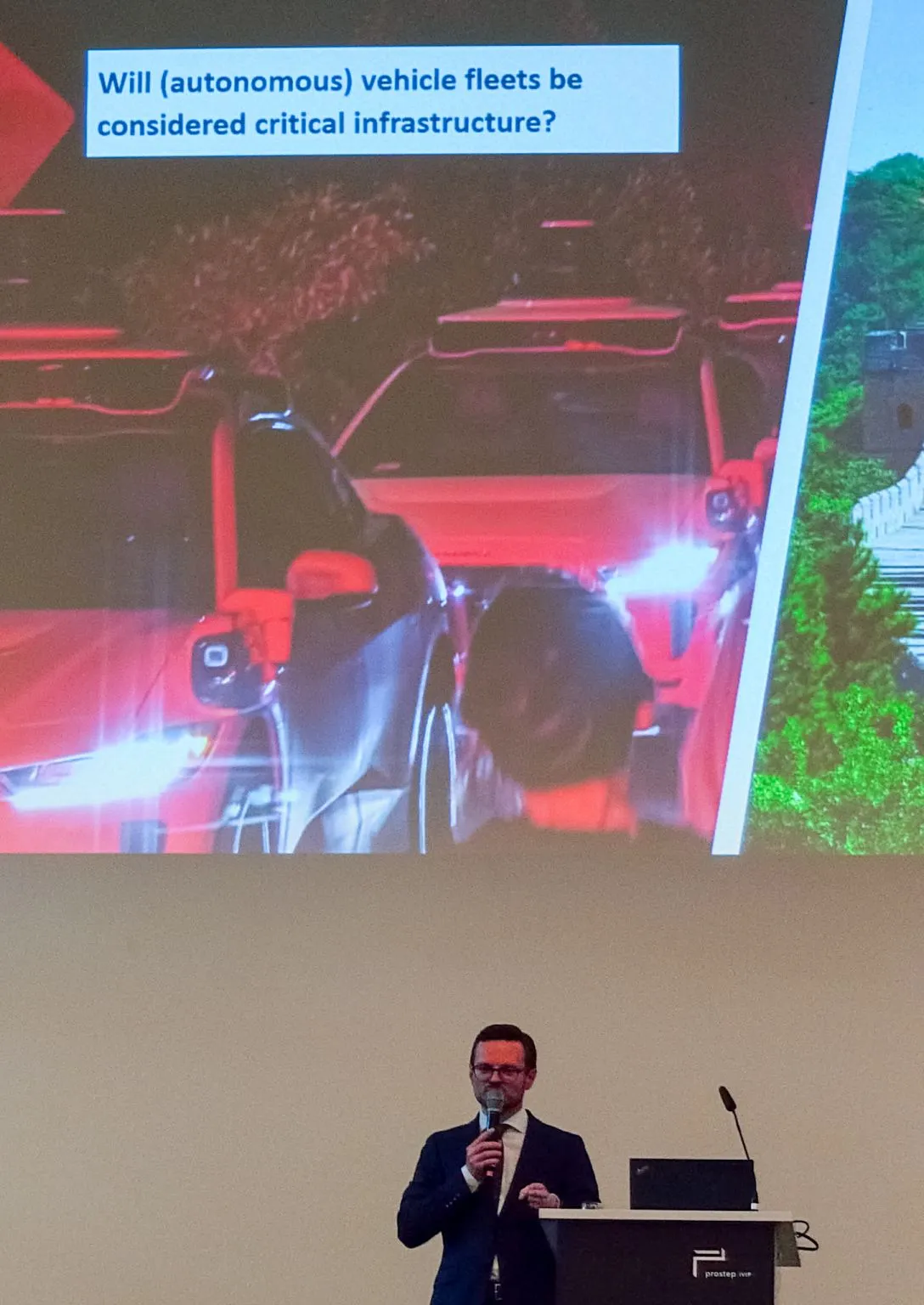 Vortragsfolie zu autonomen Fahrzeugflotten als kritischer Infrastruktur